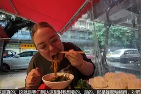 她还是忘记不了我们的那口面，澳大利亚情侣又双叒叕来我国了视频封面