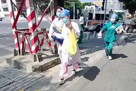 3月13日，广东汕头。孕妇路边突然分娩，路人找来遮布搭起“临时产房”#暖心 #正能量 视频封面