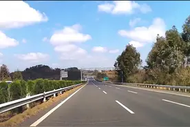开车跑高速，吃个棒棒糖2分50块没了，你说冤不冤 @抖音汽车  #高速 #违章视频封面