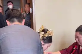 女儿出嫁了跪谢父母的养育之恩这一跪让父母安心起身拥抱流下不舍的泪花#跪谢父母养育之恩 #妈妈送女儿出嫁 #愿每个女孩都能嫁给爱情 #娶媳妇 #满满的仪式感满满的幸福感视频封面