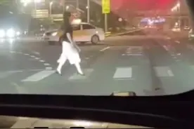凌晨三点半，女子过马路时潇洒脱下高跟鞋👠视频封面