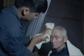 孝子担当？他幼年当家照料病父，反哺百岁奶奶！ #励志  #感恩  #抖音小助手视频封面