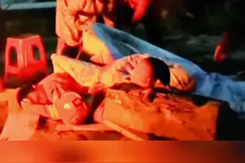 震后第一夜，老乡们为席地而睡的四川森林消防员盖被子，烘烤湿了的鞋子。网友：双向奔赴，好暖，愿大家都平安！@政视频视频封面