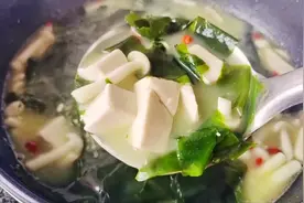 孩子长高季，多给孩子吃这款鲫鱼汤，汤浓鲜香，营养丰富视频封面