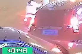 女孩骑电动车经过电线杆时触电倒地，过往路人合力施救！视频封面