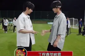 丁程鑫贺峻霖玩踩脚游戏这一段笑死，“做人留一线”视频封面