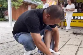 天气太热了，男子当街手撕长裤变短裤视频封面