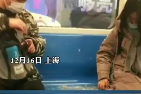 姑娘乘地铁一屁股坐炸羽绒服 殃及旁边小伙 姑娘则淡定吃饼#小场面别慌 @抖音短视频 @城晚辣么说视频封面