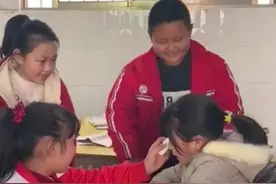 班里女同学哭了，男生花式表演逗笑女同学#记录校园生活 #教育河南 视频封面