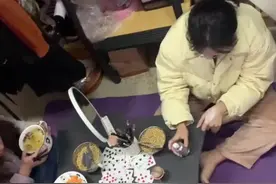 女生玩牌上演勾心斗“脚”网友：这牌怎么有味儿？#校园生活 #学生 #鹤壁新闻网 视频封面