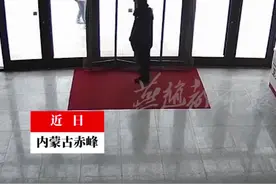 上班早高峰，一女子突然晕倒在消防站门口，消防车秒变救护车上演生死营救！#蓝朋友 #暖心正能量 视频封面