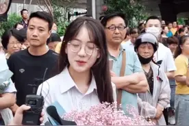 粉色满天星，甘愿做配角#一张名为2020的试卷 #女孩守在考场外为朋友送花 #高考结束视频封面
