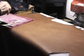 拥有30年经验的鞋匠，手工制作男士皮鞋过程。视频封面