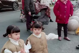 妹妹去接姐姐放学，姐姐跟同学炫耀自己的双胞胎妹妹，同学们看的都不愿意回家了😂#人类幼崽成长记 #姐妹视频封面