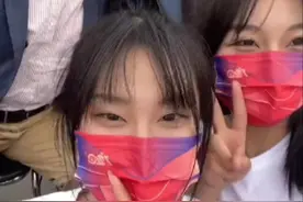 郑强教授和女大学生合影，不忘梳头，网友笑谈：强哥幸福！#郑强教授 #太原理工大学 #今日头条 #热点 #上热搜 （来源：@中国青年报）视频封面