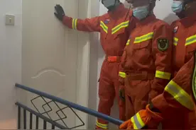14岁男孩反锁屋内三天三夜，消防员破门后，发现孩子……视频封面