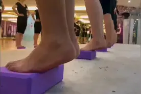 一个体型优美的女人， 这份努力维持的背后， 藏着一个人的自律视频封面