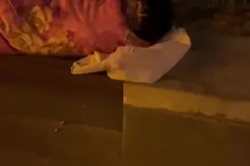 送快递男孩失业，房租到期，露宿街头睡公共长椅，好心人询问一下他就哭了#社会百态 #心酸视频封面