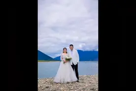 #婚纱照原片  我俩就适合拍搞笑的～🤭视频封面