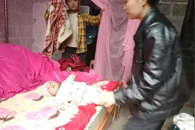 现在政府规定没有结婚证就上不了小孩户口，只能通过DNA才能上视频封面