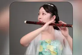 她从小不幸失去双腿，却凭借毅力和坚持，活出了精彩的人生…视频封面