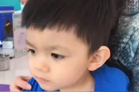 来看看威廉打预防针被扎哭是什么样子的～#人类幼崽成长记 #威廉马甲小王子 #萌娃 #宝宝打疫苗记 #宝宝打疫苗又心疼又好笑视频封面