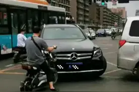 当#奔驰 哥遇到#电动车 大叔，两者互不相让，坚持刚到底！视频封面