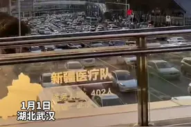 感恩你们为湖北拼过命！武汉首座抗疫主题过街天桥诞生，不少市民前来打卡。视频封面