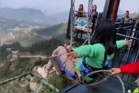 美女高空荡秋千，吓得喊出了绝对秘密……😂😂😂#玩的就是心跳视频封面