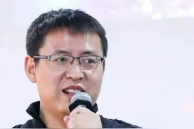 创业者岂是每天鲜花和蛋糕？格灵深瞳创始人赵勇回忆，#创业最难时每天像在咽玻璃，参加员工婚礼一路哭回家。#创业 #传递正能量 #真实事件 视频封面