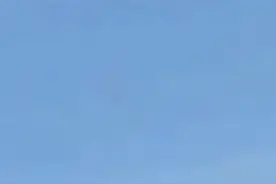#中国战机低空突防景区海滩 网友：都可以扫码加好友了