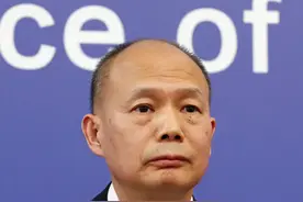 【#中铁十一局三公司北京项目部发生聚集性疫情 ，多人被问责！】5月14日，在北京市新型冠状病毒肺炎疫情防控工作第334场新闻发布会上，中国铁建股份有限公司纪委副书记钱桂林介绍，5月3日以来，中国铁建所属中铁十一局三公司在北京3个项目部发生聚集性疫情，暴露出中铁十一局的疫情防控还存在漏洞，给首都疫情防控工作造成了不良影响，对此深感自责。疫情发生后，中国铁建党委第一时间召开专题会议，对全系统特别是北京市所属单位的疫情防控工作，再强调再部署再落实。同时，依据北京市及房山区纪委监委对此起聚集性疫情事件的调查，中国铁建党委、纪委立即落实有关问责工作。#北京疫情 视频封面