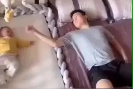 太有爱了，爸爸亲自教宝宝翻身，孩子有这样的爸爸真是太幸福了。视频封面