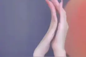 女子原创手指舞火爆网络！网友：感觉她的是手，我的像猪蹄子#手势 #高难度动作视频封面