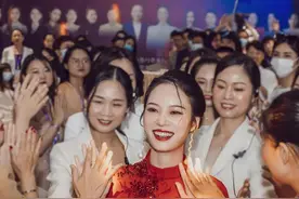 一分钟就能够让你加满500人好友的自我介绍。#口才#梁宸瑜#女人#演讲视频封面