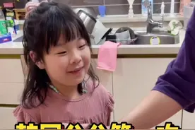 韩国公公第一次吃中国锅贴，一口气吃了三盘，太捧场了#海外生活#虎年吉祥视频封面