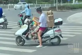 8月10日银川。女子骑摩托车带两孩子一起拉货，候车途中给两孩子戴遮阳帽。观观提醒：请注意遵守交规视频封面