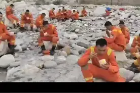 消防救援人员的这一顿饭，比任何时候吃到的都香！#震后第一顿热饭是当地群众送来的 #四川dou知道  视频封面