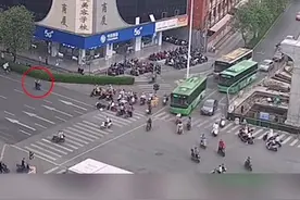 #守规则平安行 全程追逃 女子肇事逃逸！@中国警察网 @八桂警事视频封面