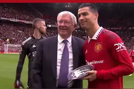 CR700！赛前弗格森向C罗颁发700球纪念奖盘！#dou来足球季 #C罗 #曼联 #足球合伙人 #最强剪刀手视频封面