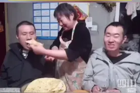 11月1日观观采访@有娘就是福  ，年近六十岁的母亲化身美食博主，只为照顾两位患有渐冻症的儿子。网友纷纷留言支持：加油吕妈妈，生活会好的！视频封面