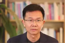 摘口罩？别搞错！广州疫情防控新闻发布会发言人摘口罩被解读为标志性一幕，其实过去三年一直如此。因误会感动可以，但别误导了。#广州疫情防控发布会现场发言人集体摘下口罩 #大家出门记得戴口罩视频封面