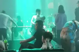 5月2日，湖北襄阳，一名女子怀抱孩子，在舞池中扭动身体蹦迪，目击者称，真的有些不可思议，#你怎么看视频封面