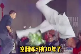 10月17日湖南郴州。婚礼上#新郎单腿连续后空翻入场：想踏着七彩祥云登场娶我的新娘视频封面