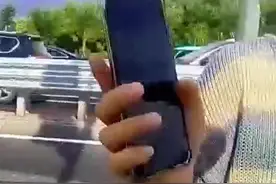 交警执勤途中遇考生家长求助，交警将考生准时送进考场视频封面