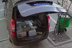 惊险！疯牛街头追赶红衣女子，目击者：三个老奶奶全部被牛怼倒在地，已送医救治。视频封面
