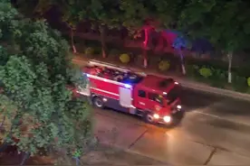 两台消防车鸣警报快速经过，愿每次出警都能平安归来！消防安全人人抓，预防火灾靠大家#佛山 #消防员 #丹灶镇 #消防车 视频封面