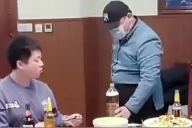 近日，哈尔滨。男子扮成服务员上菜，出现在聚会现场，半天没被认出来!视频封面