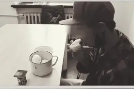 17岁少年流浪街头 身无分文  怎么回事？ #少年  #流浪  @抖音短视频视频封面