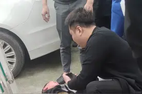 可怜的孩子为了捡蓝球，趴变压器。万幸的是捡回了一条命。视频封面